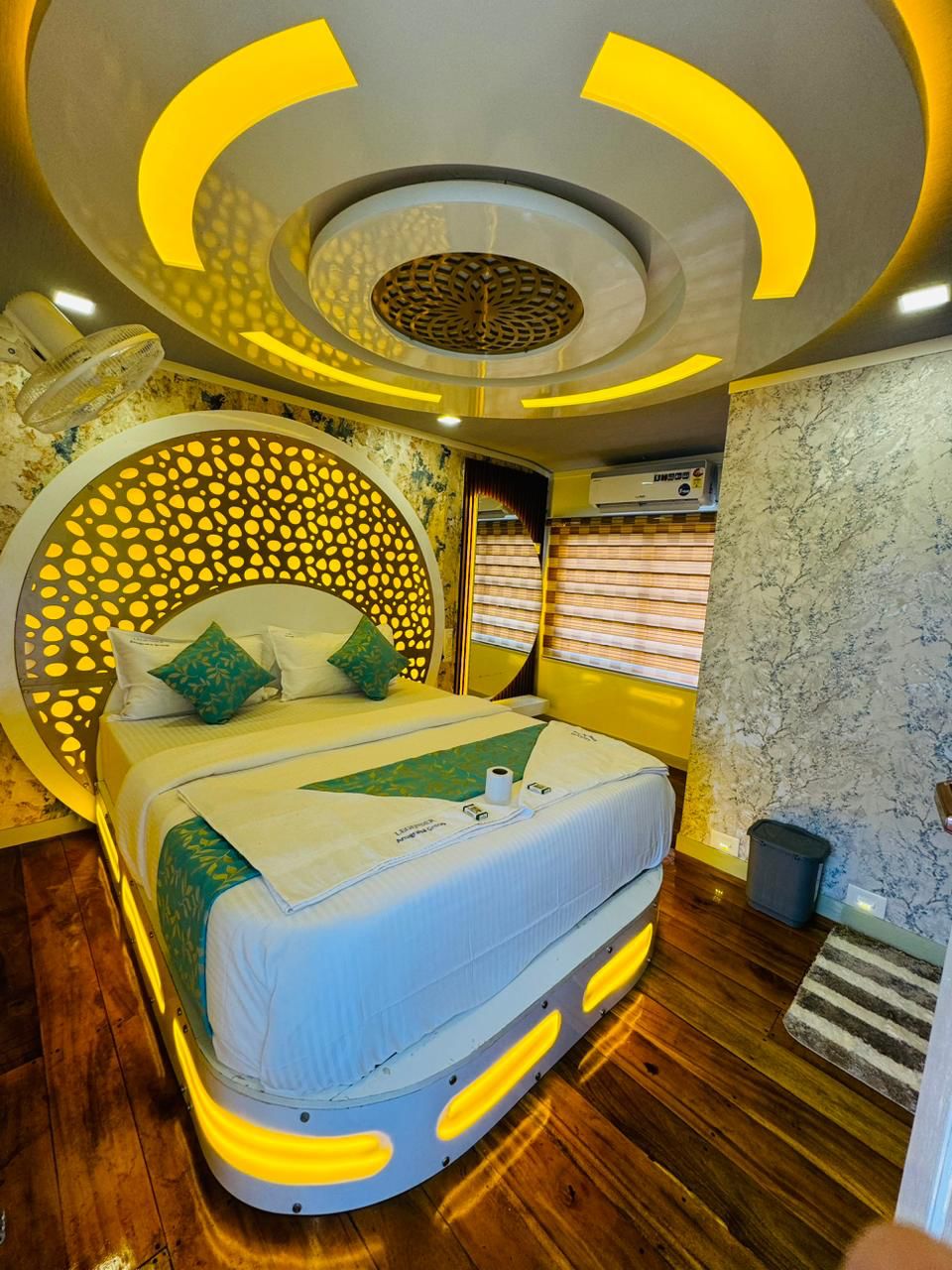 ARW 7 Bed Ultra luxury houseboat (11)