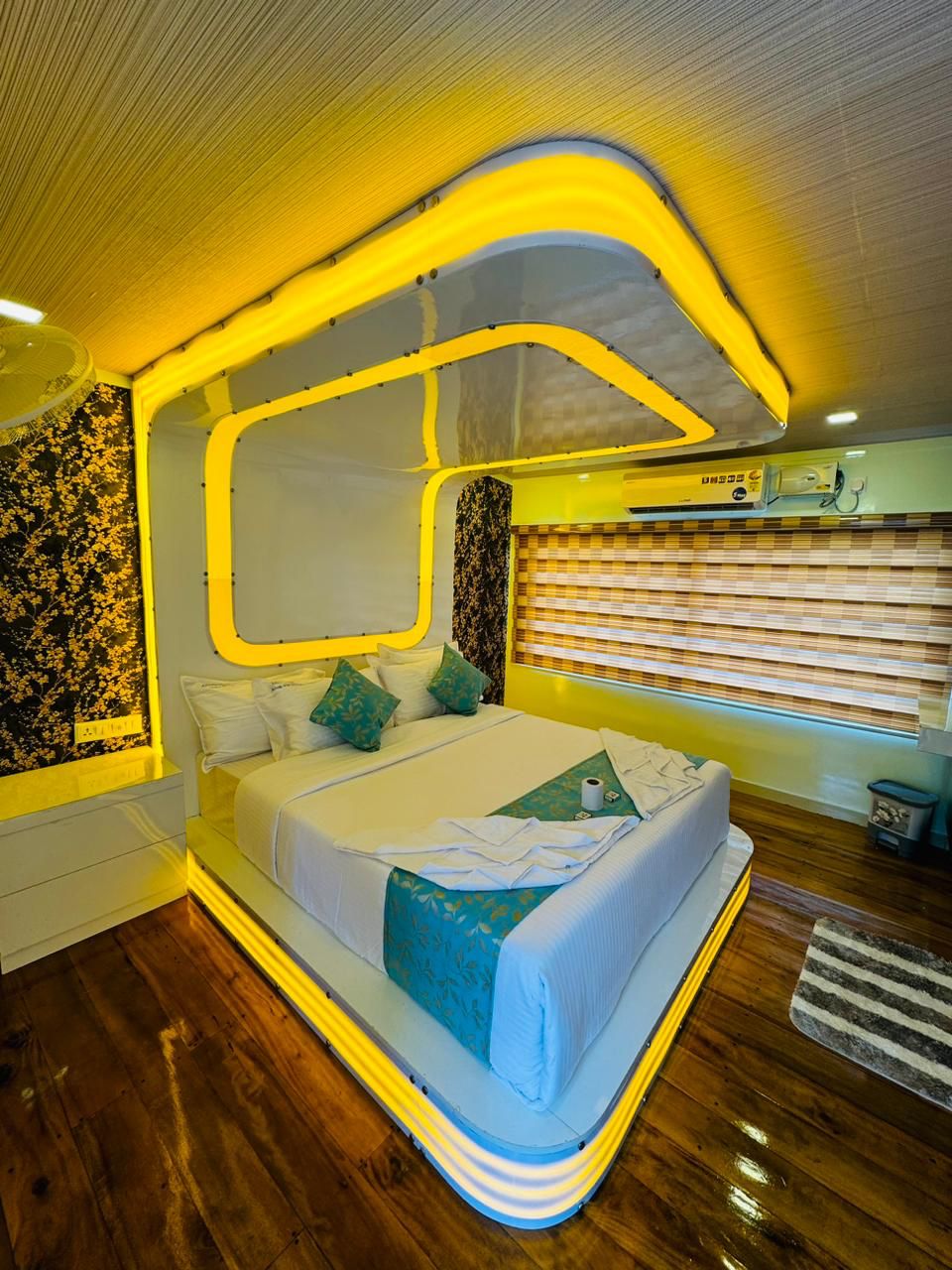 ARW 7 Bed Ultra luxury houseboat (13)