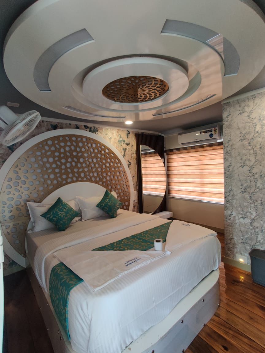 ARW 7 Bed Ultra luxury houseboat (16)