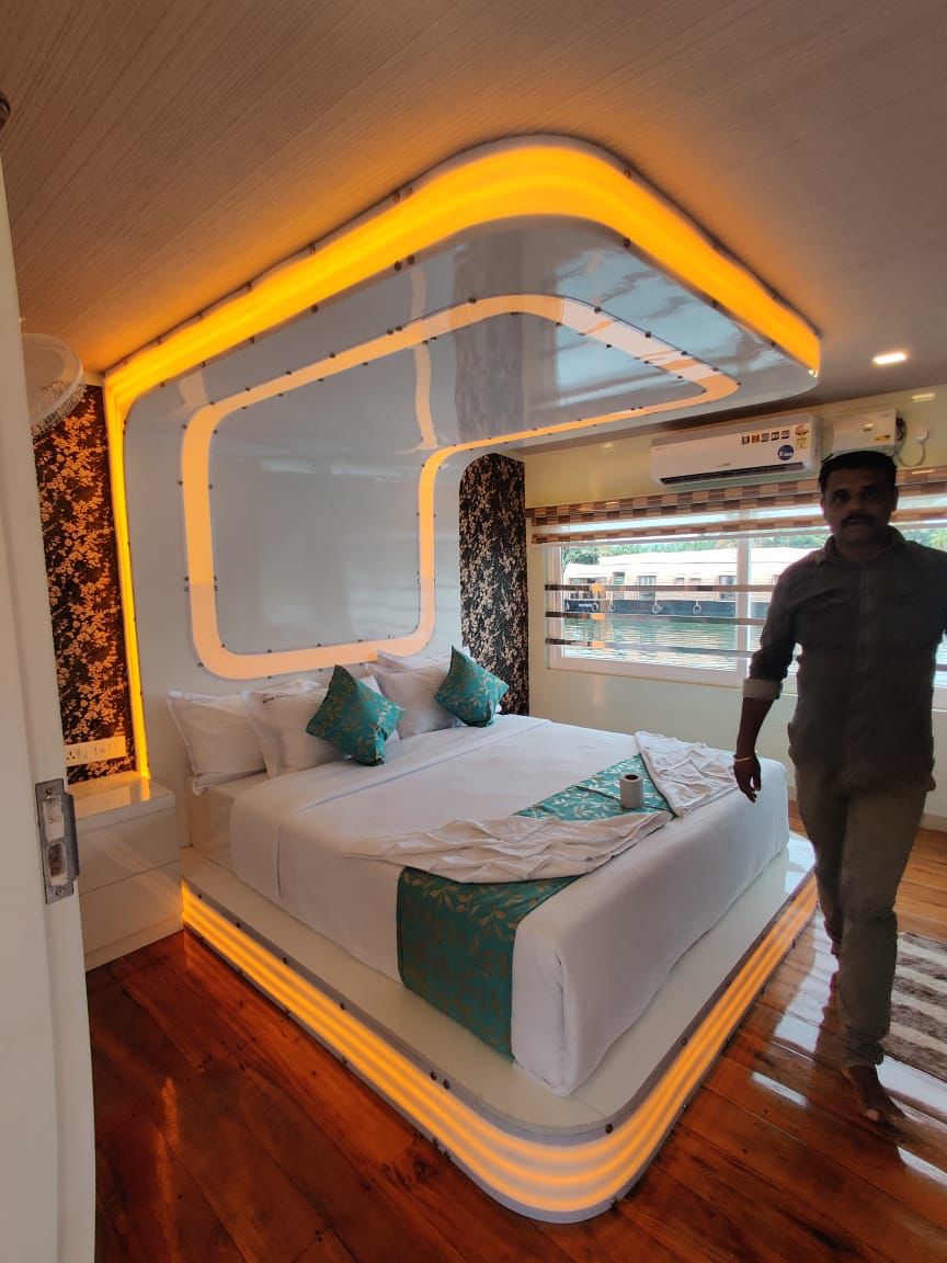 ARW 7 Bed Ultra luxury houseboat (17)