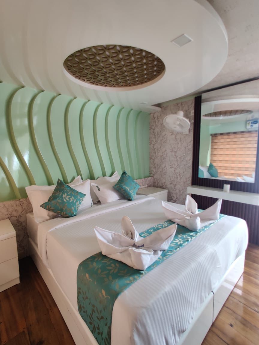 ARW 7 Bed Ultra luxury houseboat (19)