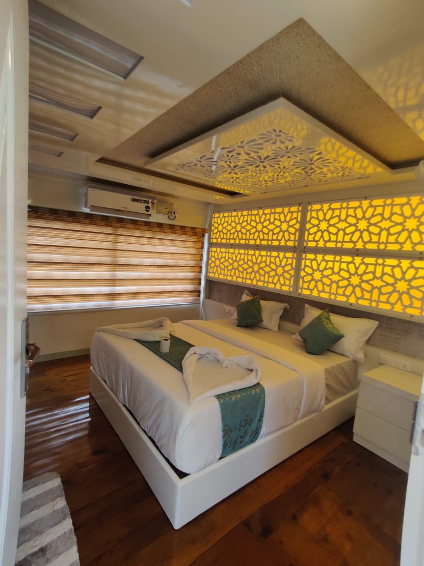 ARW 7 Bed Ultra luxury houseboat (23)