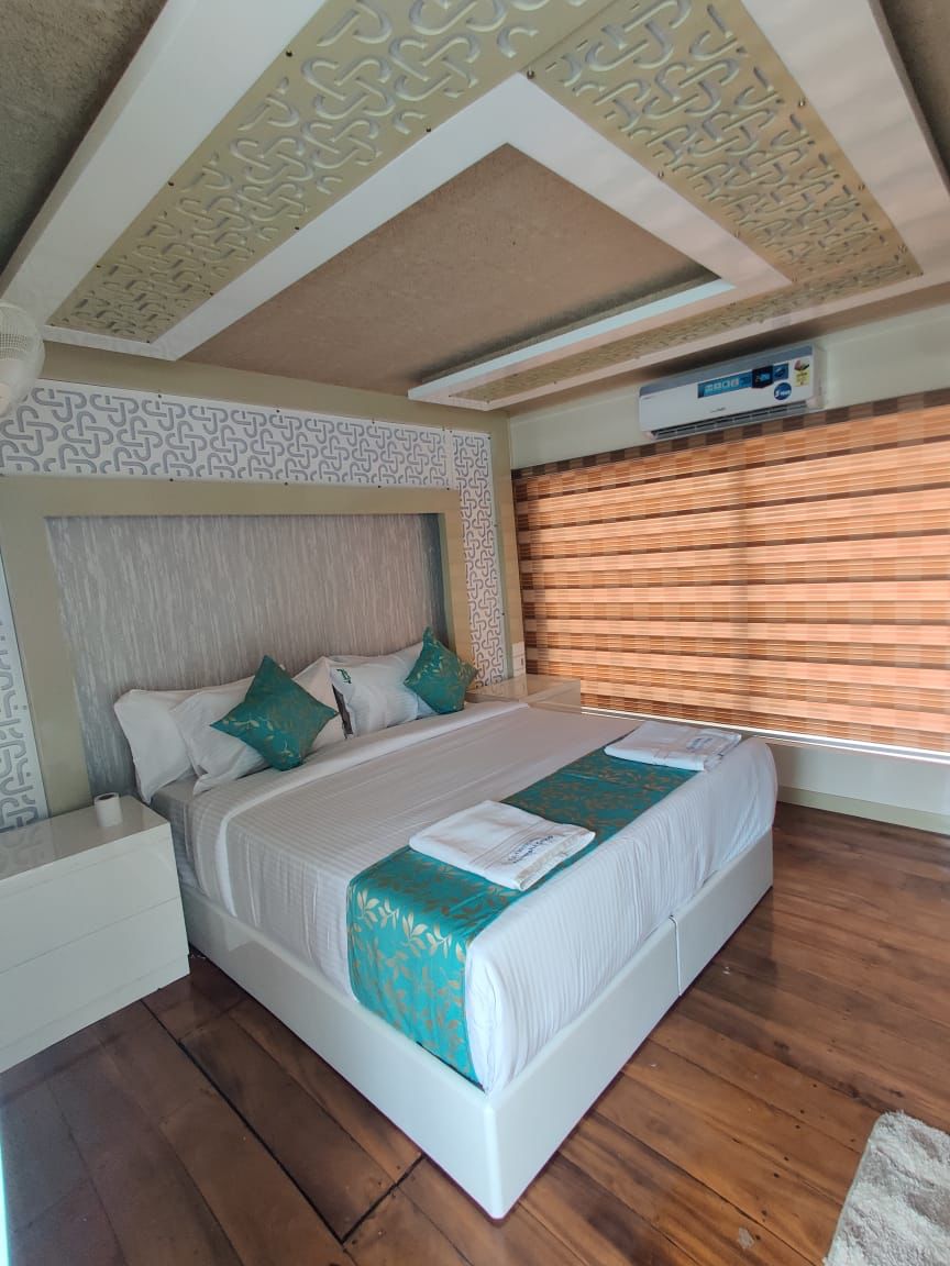 ARW 7 Bed Ultra luxury houseboat (28)