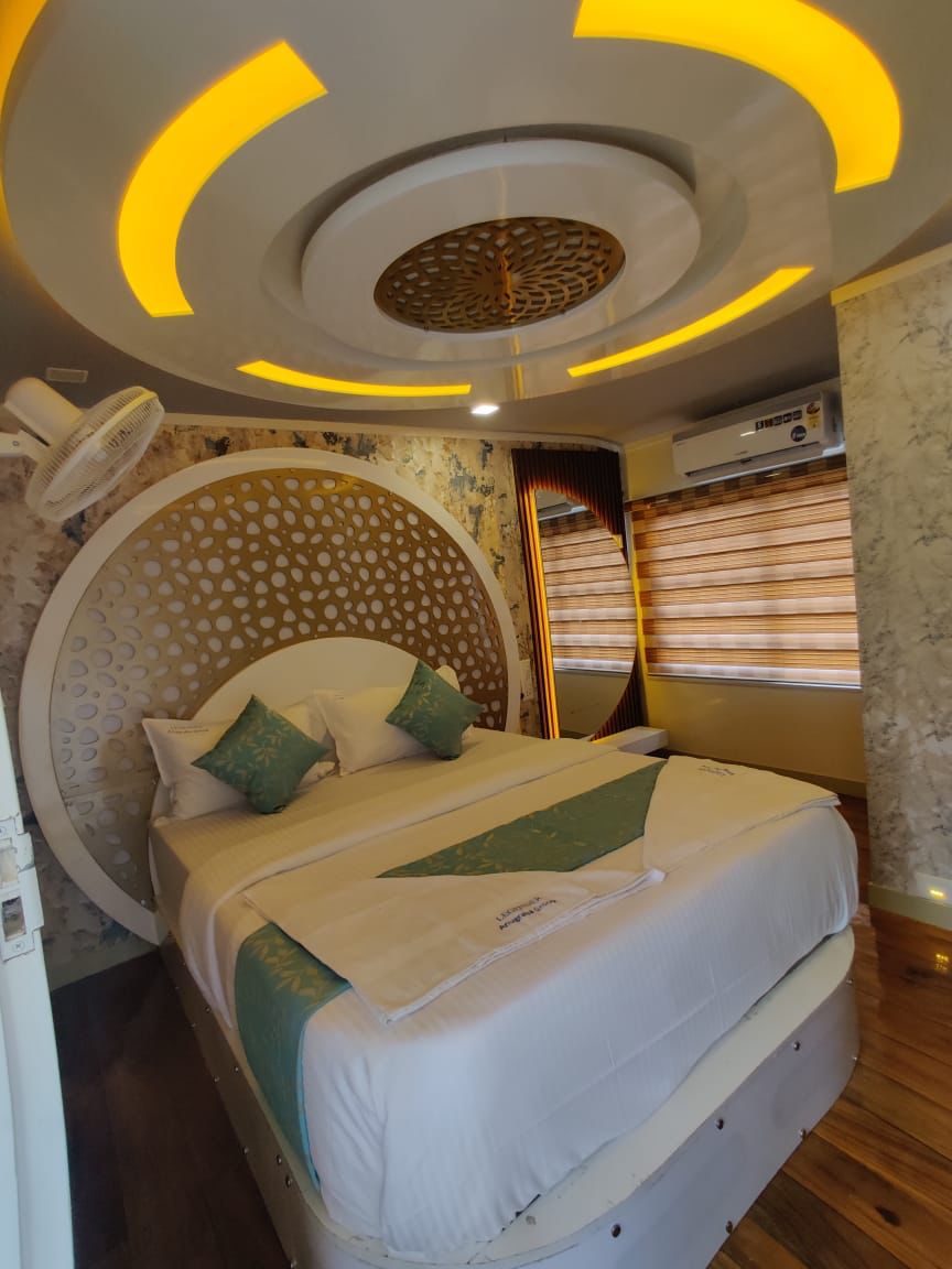 ARW 7 Bed Ultra luxury houseboat (29)